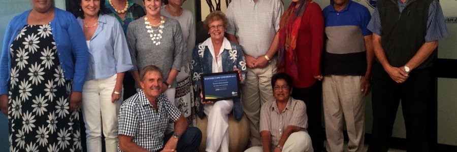 Executive Mayor Botha-Guthrie (pictured centre), flanked by the DA Overstrand Caucus of Councillors, proudly displays the “Star Performer of the Year: Councillor” received at the recently held DA Western Cape Congress 2015.